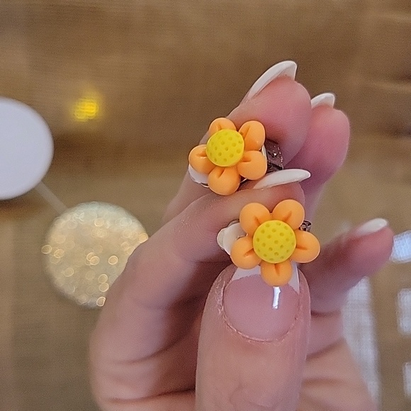 SPRING BLOOM CLIP-ON EARRINGS, Set of  Two - Picture 4 of 7